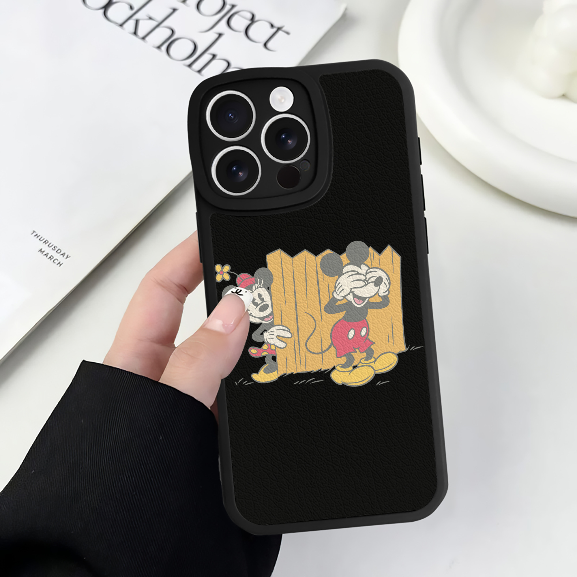 （画像用） ミッキーマウス Mickey Mouse 【iPhone 16シリーズ対応】シリコンスマホケース（レザー調） 材質：シリコン